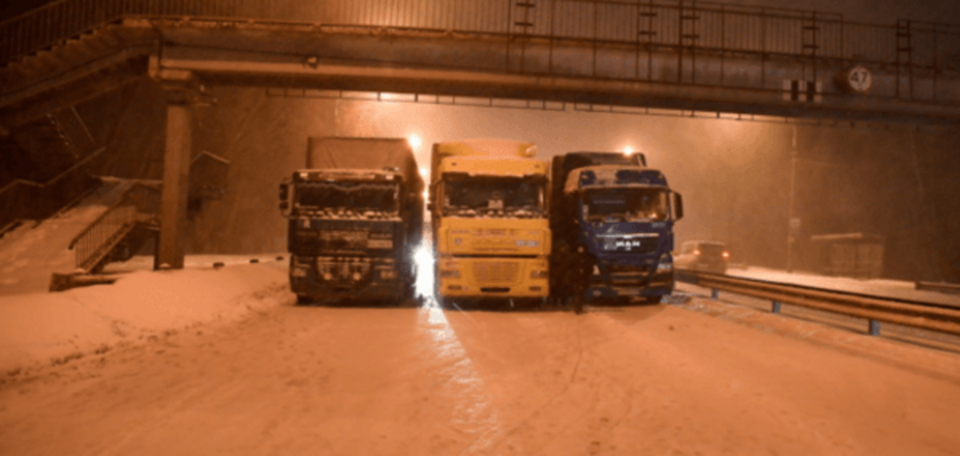 Власти Киева 'объявили вне закона' фуры на время снегопадов