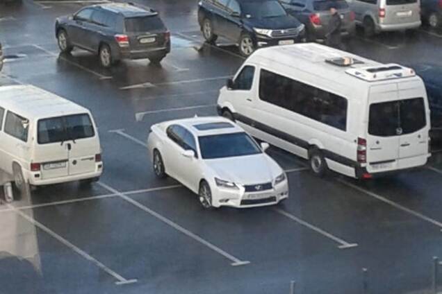 Герой парковки: нахабний Lexus зайняв відразу 4 місця на стоянці