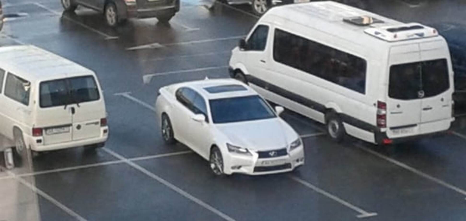 Герой парковки: наглый Lexus занял сразу 4 места на стоянке