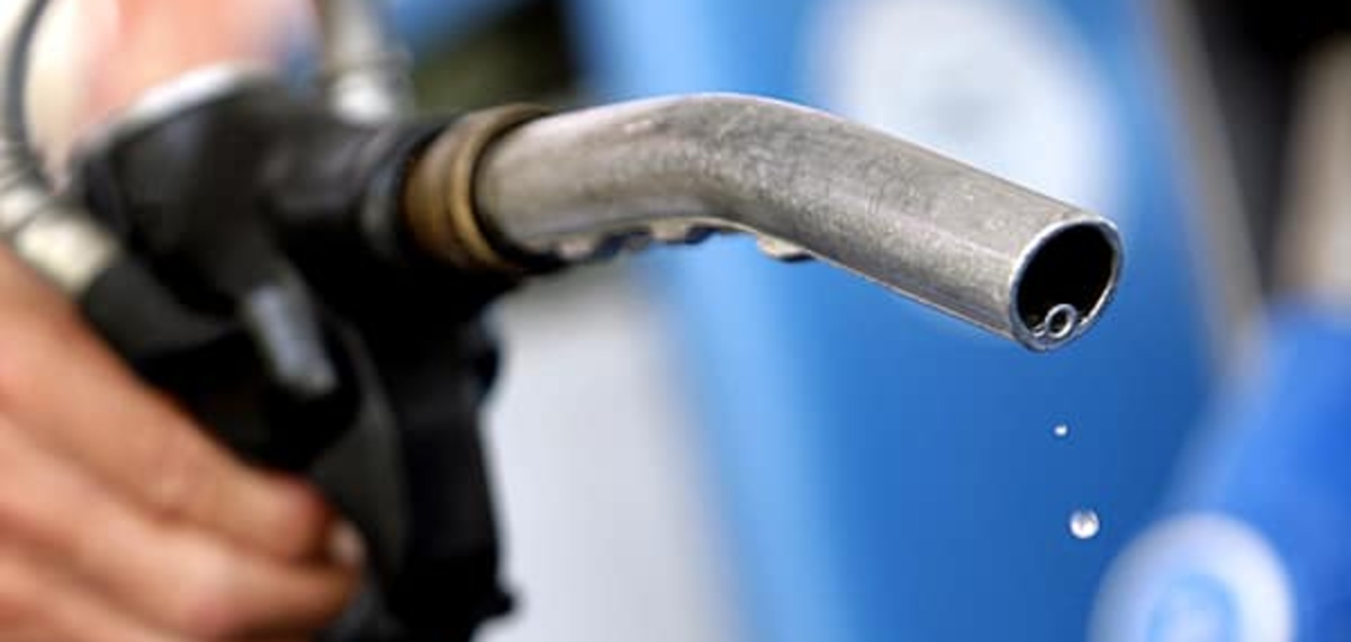 Простіше ходити пішки: луганчани шокували ціною на дефіцитний бензин
