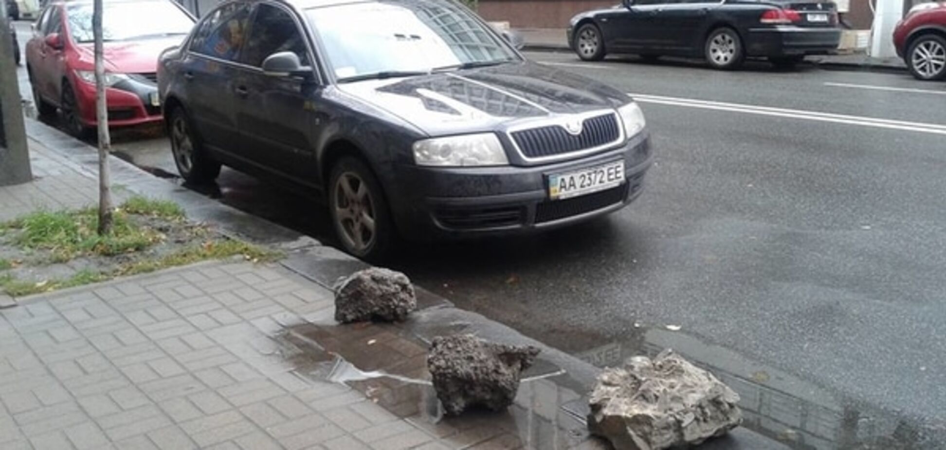 В Киеве с парковкой борются способом древней Руси: фотофакт