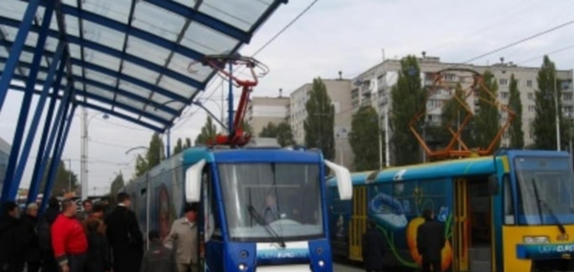 В Киеве скоростной трамвай сбил мужчину