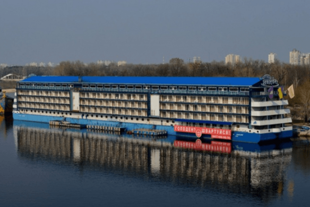 Плавучий киевский отель 'Баккара' пустят с молотка