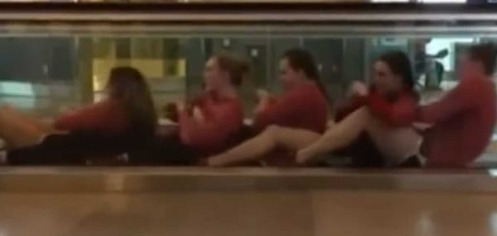 Американські плавці шокували інтернет поведінкою в аеропорту: відео курйозу