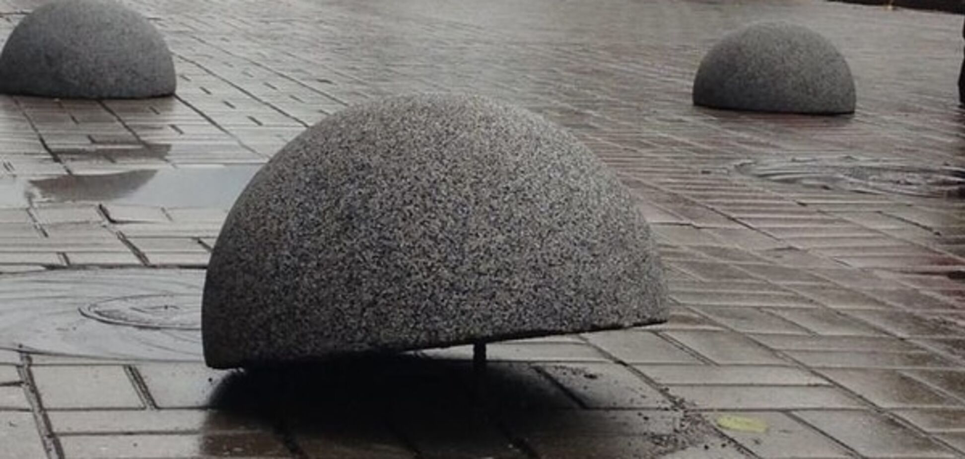 'Автохамы' вновь повредили полушария, заграждающие въезд на тротуар Крещатика