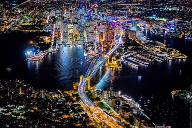 Фотограф покорил мир снимками ночных городов с нереальной высоты