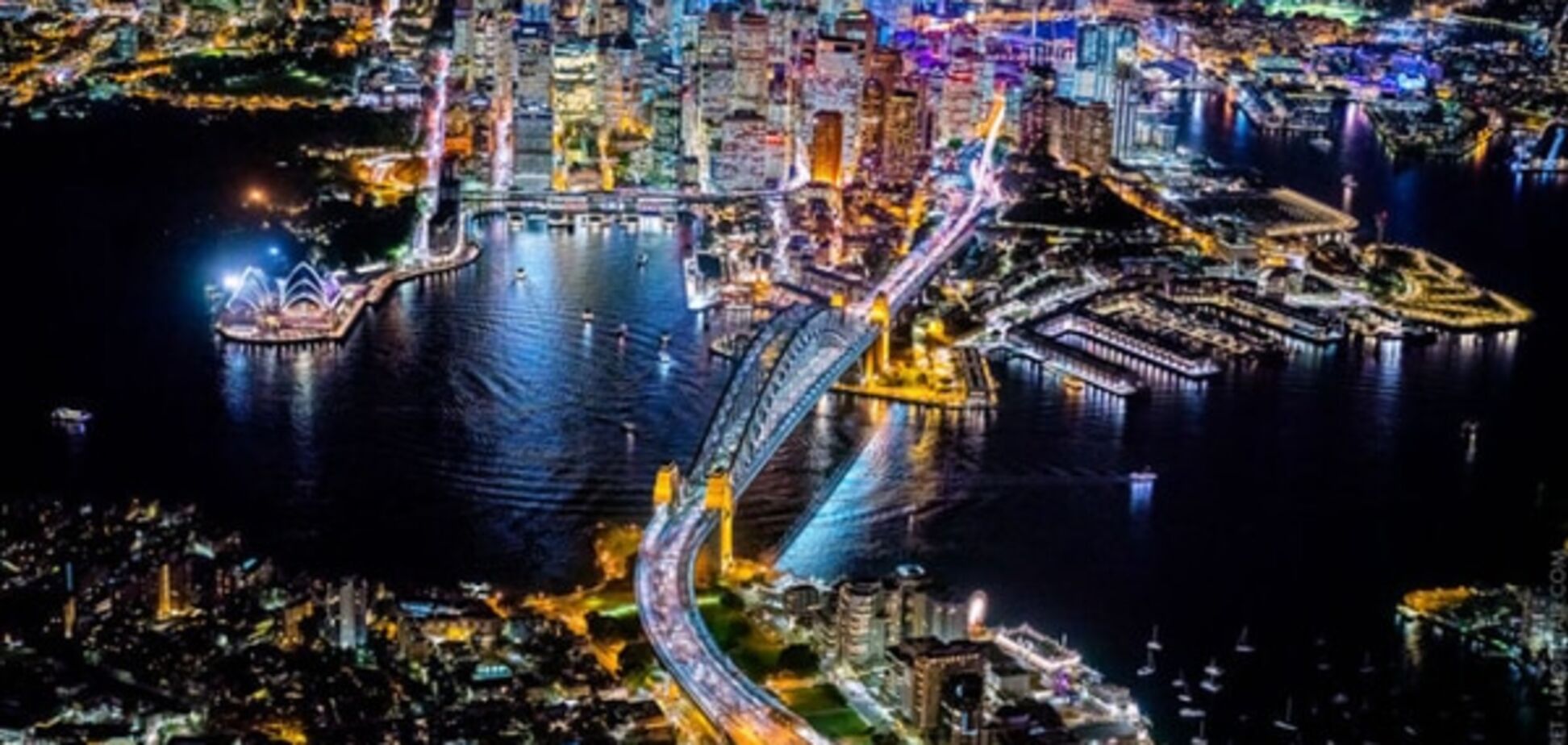 Фотограф покорил мир снимками ночных городов с нереальной высоты