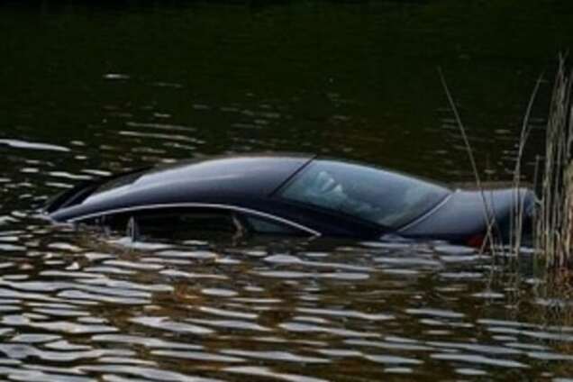 На Закарпатті автомобіль впав у річку: загинули чотири людини