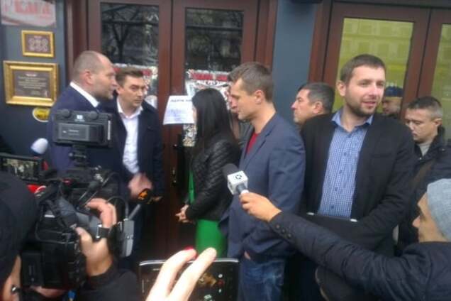 Нардепы устроили 'разборки' в скандальном кафе в Доме профсоюзов