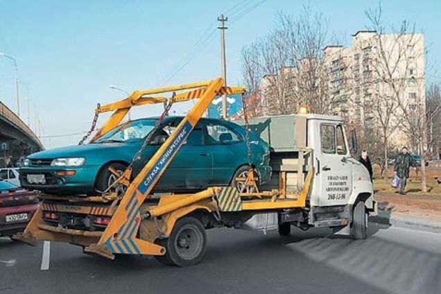 В Киеве начали биться эвакуаторы