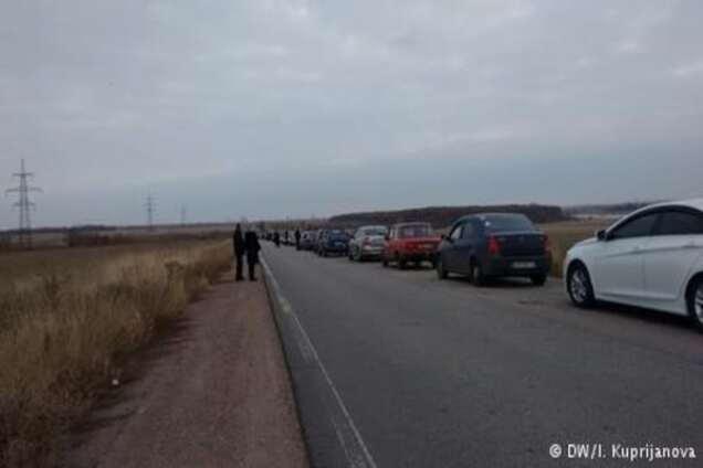 Пересечение линии разграничения на Донбассе: километровые очереди и взятки