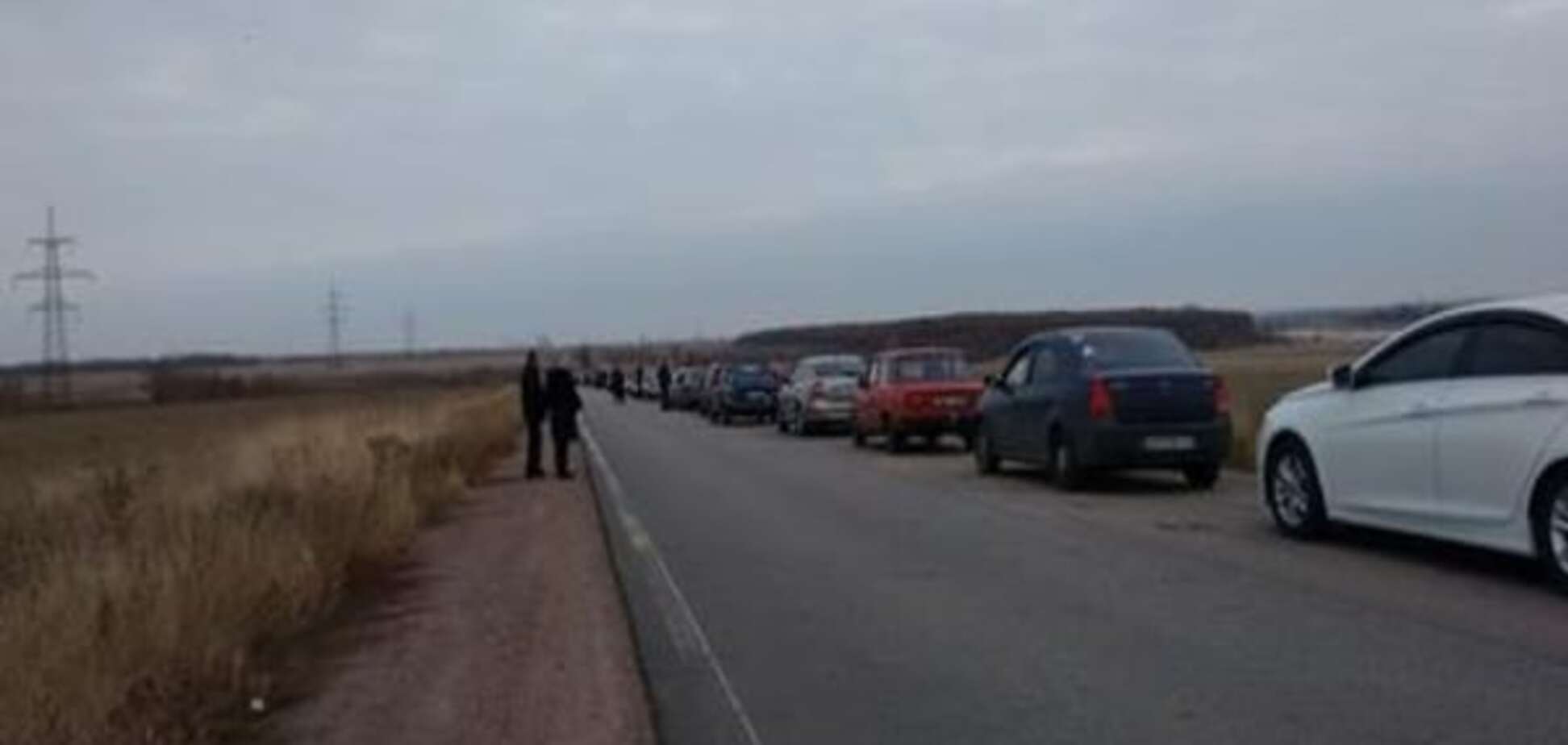 Пересечение линии разграничения на Донбассе: километровые очереди и взятки