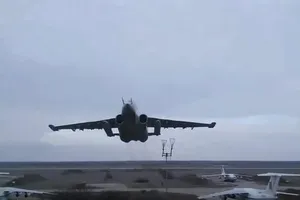 Пилоты тренируются летать в нескольких метрах от земли