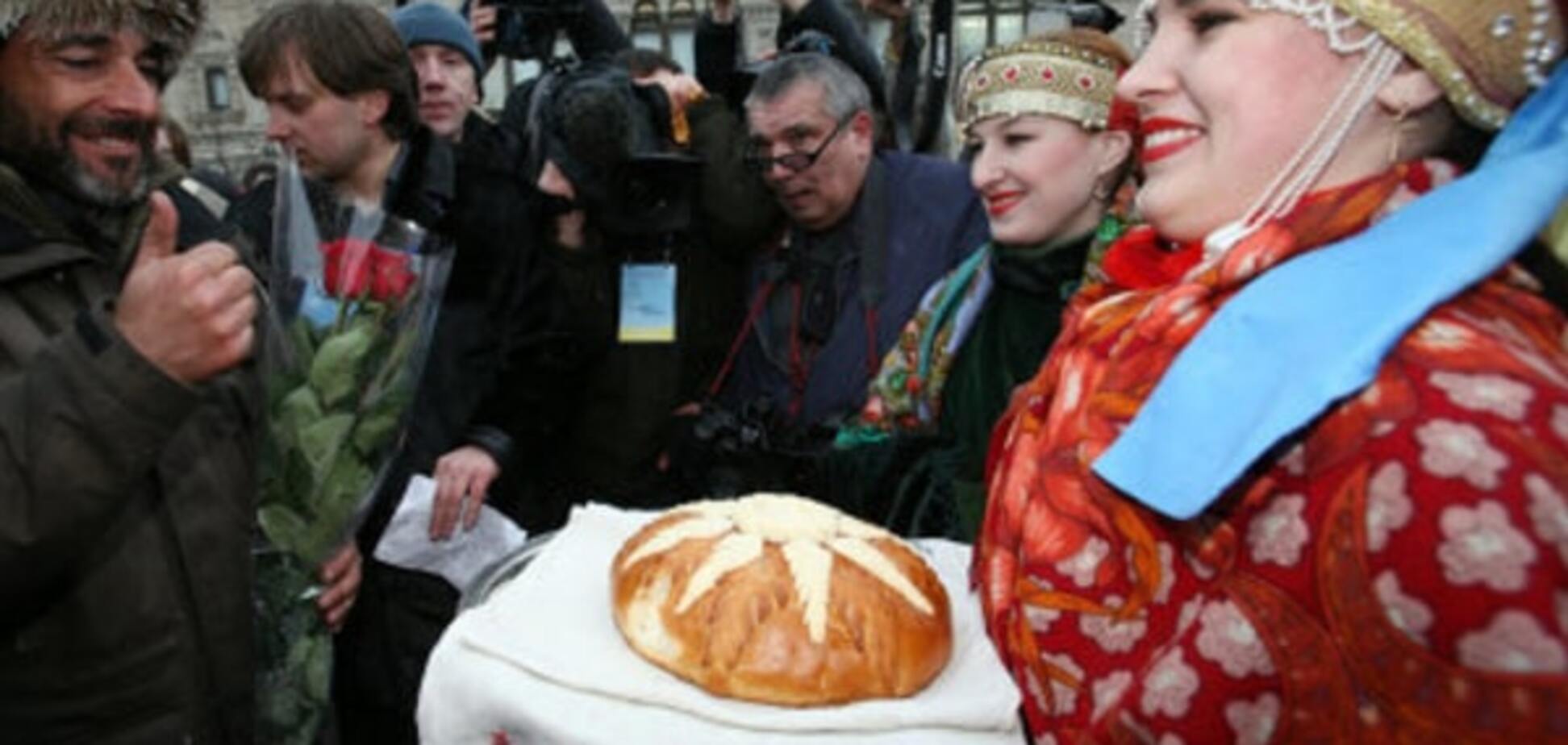 Без медведей и балалаек: россияне вербуют иностранцев водкой и женщинами - СМИ