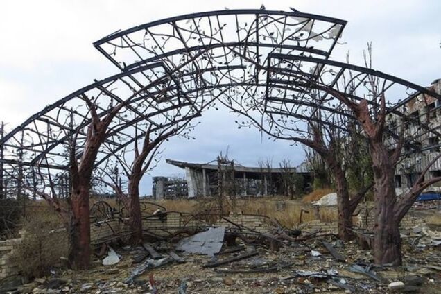 Отдых на костях: в парк Донецка перенесут беседку из разрушенного аэропорта