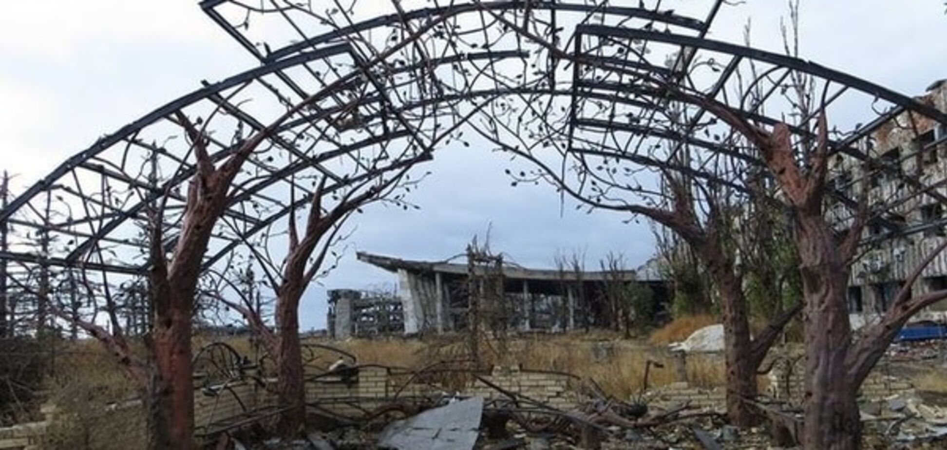 Отдых на костях: в парк Донецка перенесут беседку из разрушенного аэропорта