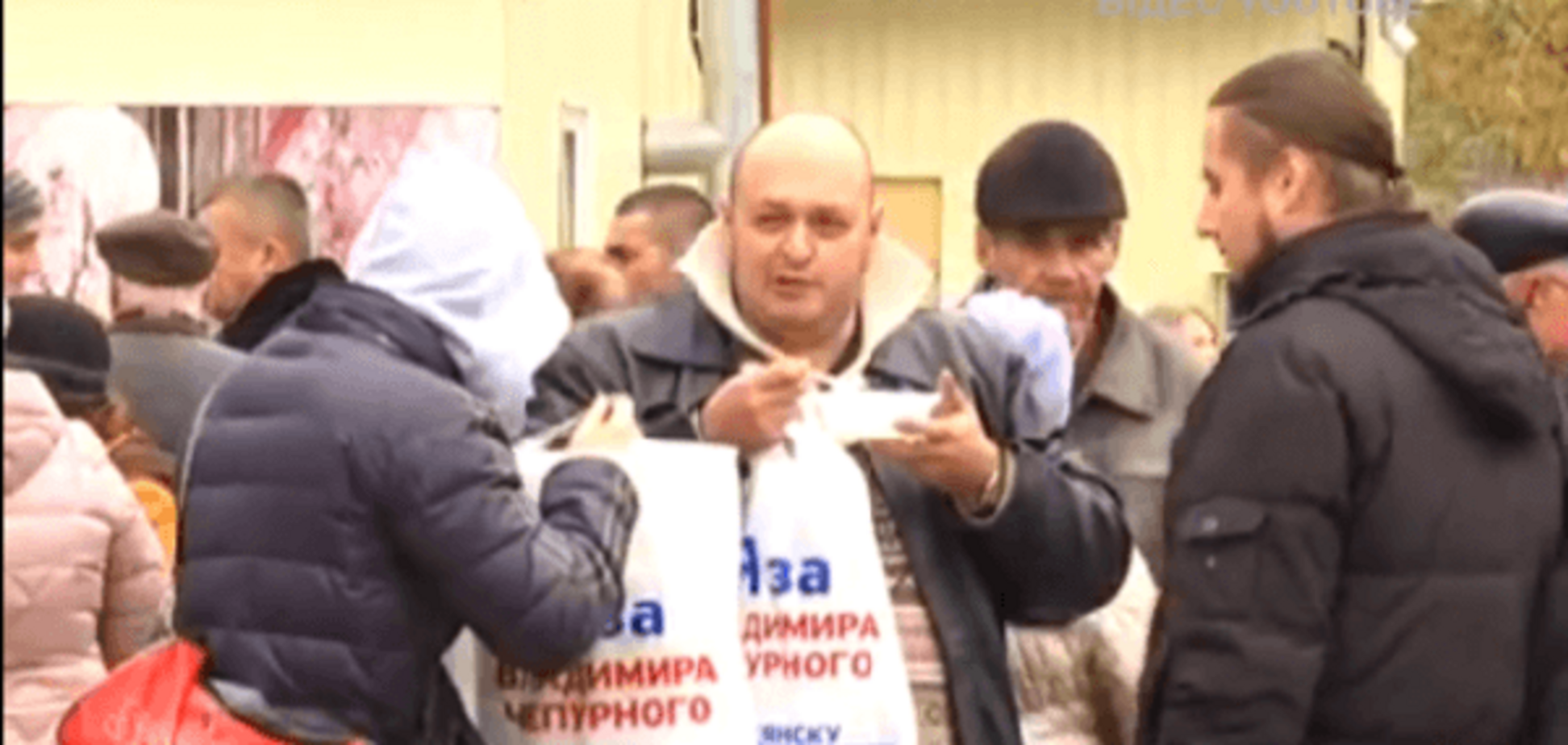 Кандидат в мэры Бердянска Чепурной подкупает избирателей водкой и сладкой ватой