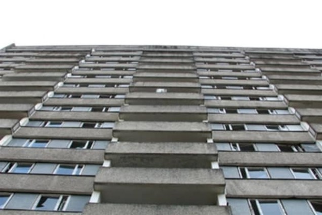 В Киеве четыре человека выпали из окон, двое погибли