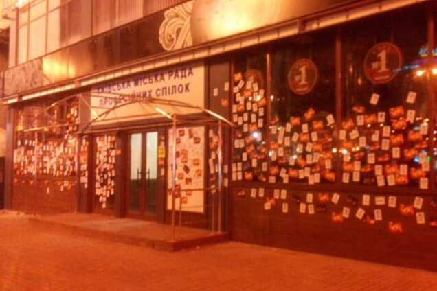 Скандальное кафе в Доме профсоюзов обклеили фото с Евромайдана