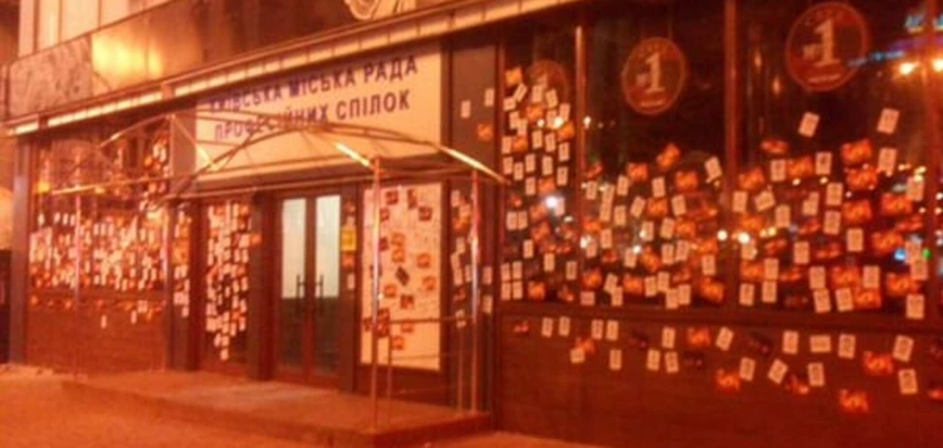 Скандальное кафе в Доме профсоюзов обклеили фото с Евромайдана