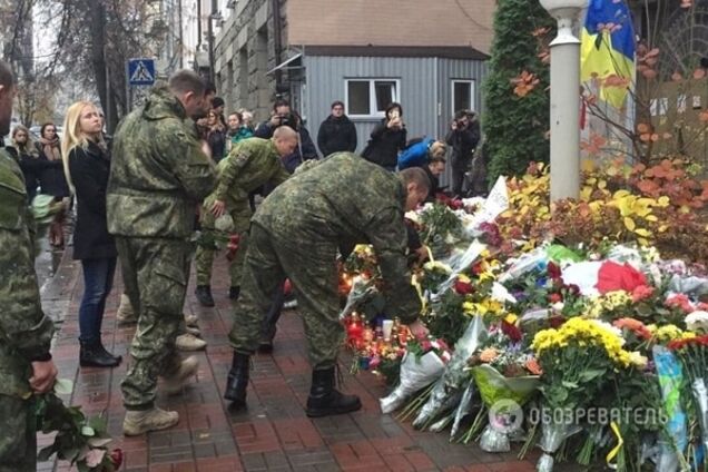 Как в Киеве почтили память жертв парижских терактов: фоторепортаж