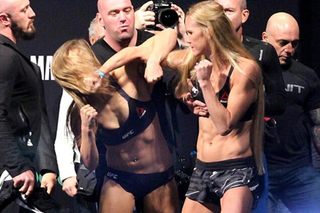 Самые привлекательные боксерши современности едва не подрались на взвешивании