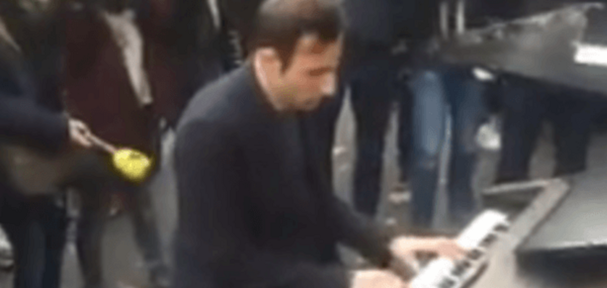 Как на Майдане: пианист сыграл на улице перед театром 'Батаклан' в Париже. Видеофакт