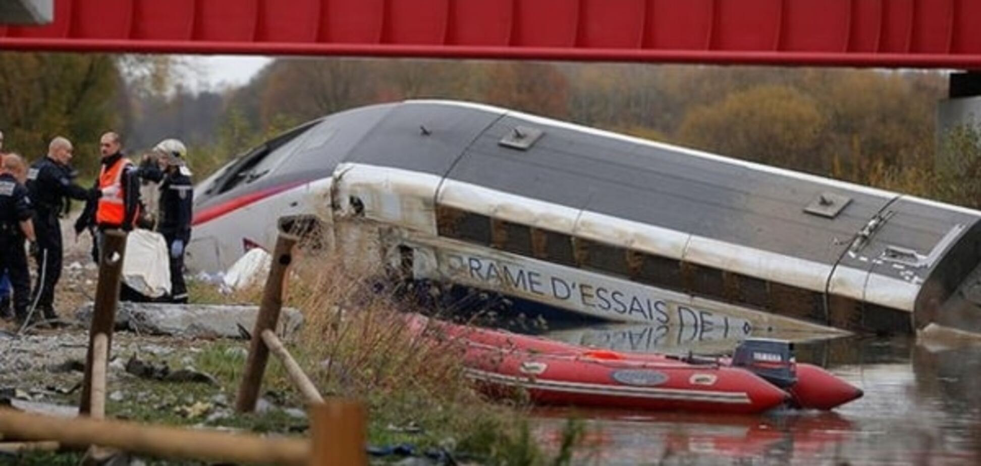 Подробности крушения поезда во Франции: количество жертв увеличилось до 10