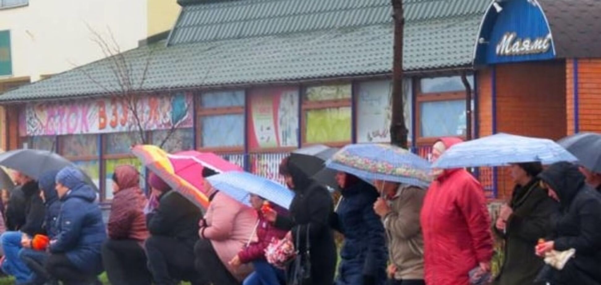 Герої не вмирають! На Рівненщині люди під дощем на колінах прощалися із загиблим воїном АТО. Фото і відеофакт