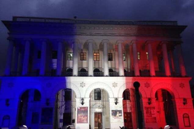 #PrayForParis: в Киеве на Майдане 'зажгли' здание цветами флага Франции. Фотофакт