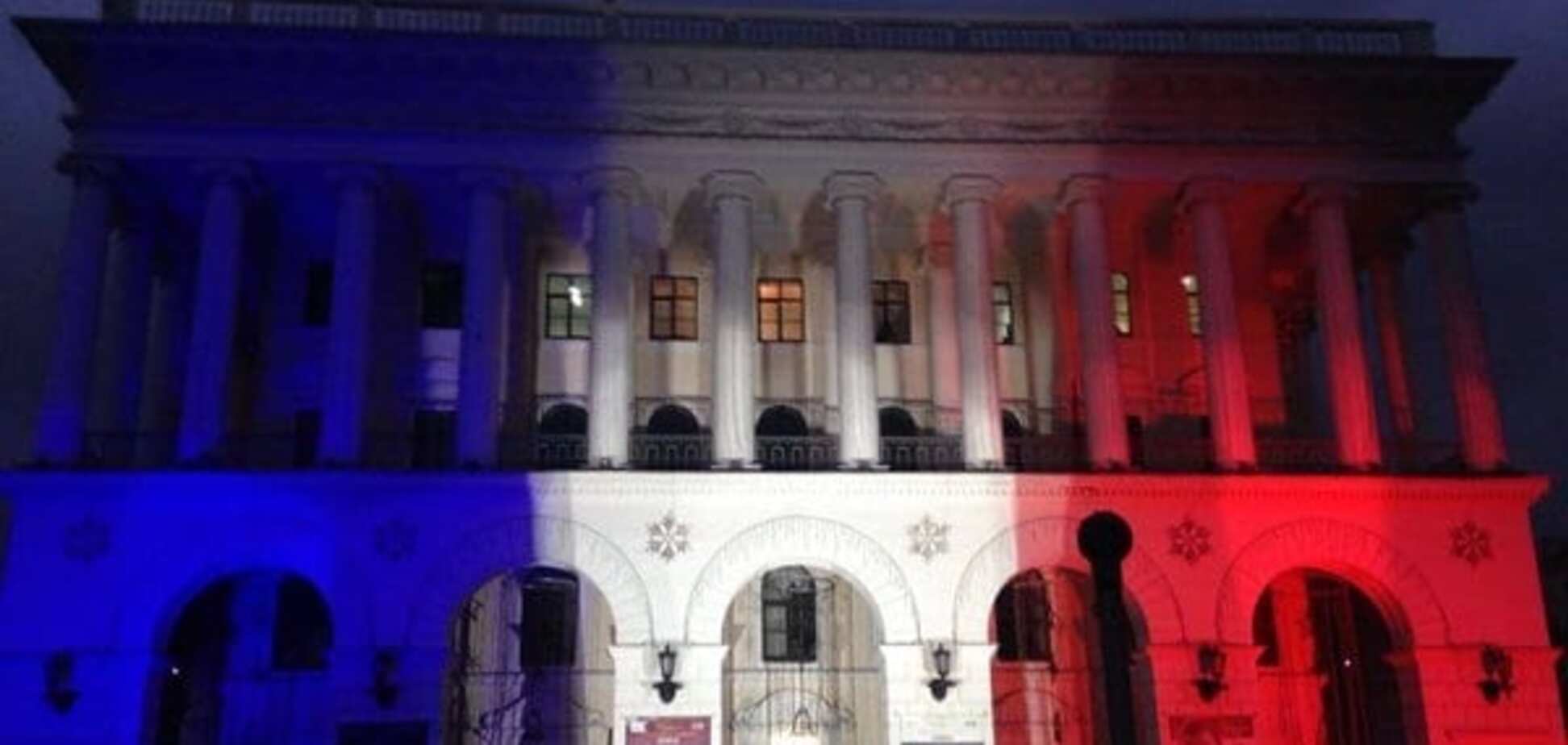 #PrayForParis: у Києві на Майдані 'запалили' будівлю кольорами прапора Франції. Фотофакт