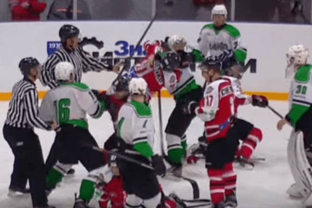 Киевские и донецкие хоккеисты устроили массовую драку в чемпионате Украины