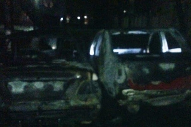 У Києві чоловік отримав важкі опіки, коли підпалював автомобілі