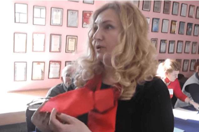 В Херсоне разгорелся скандал из-за 'пионерских' галстуков членов УИК: видеофакт