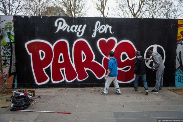Пустые улицы и мемориал невинным: Париж погрузился в траур. Фоторепортаж