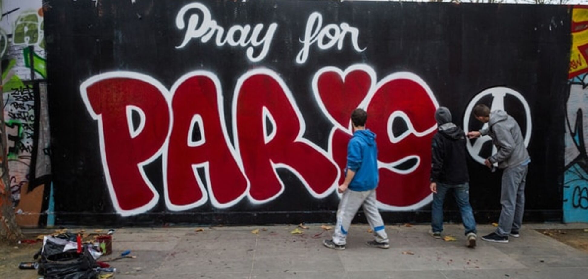 Порожні вулиці і меморіал невинним: Париж поринув у траур. Фоторепортаж