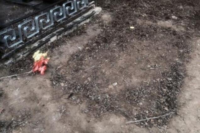 Под Киевом вандалы украли гроб из могилы Героя Небесной Сотни
