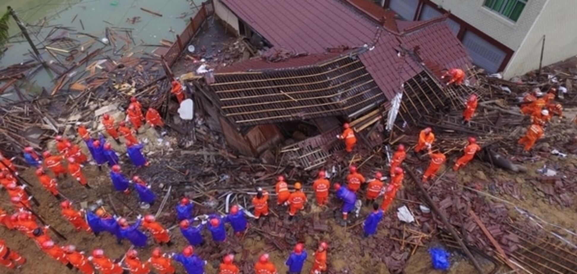 В Китае деревня из-за оползня ушла под землю: опубликованы фото