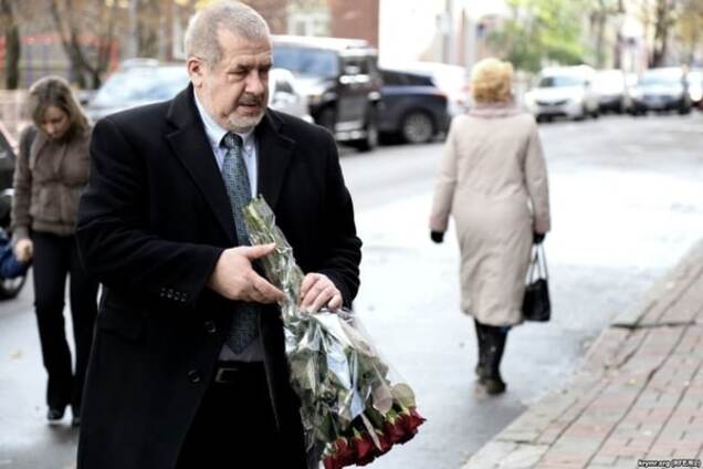 Крымские татары принесли цветы к посольству Франции в Киеве: опубликованы фото