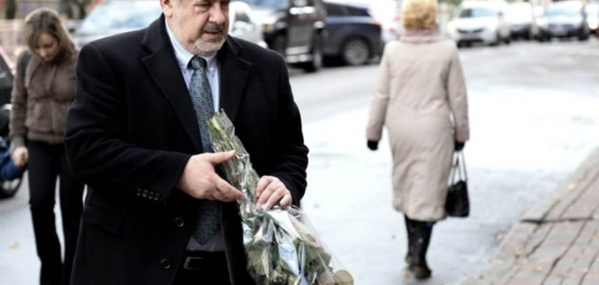 Крымские татары принесли цветы к посольству Франции в Киеве: опубликованы фото