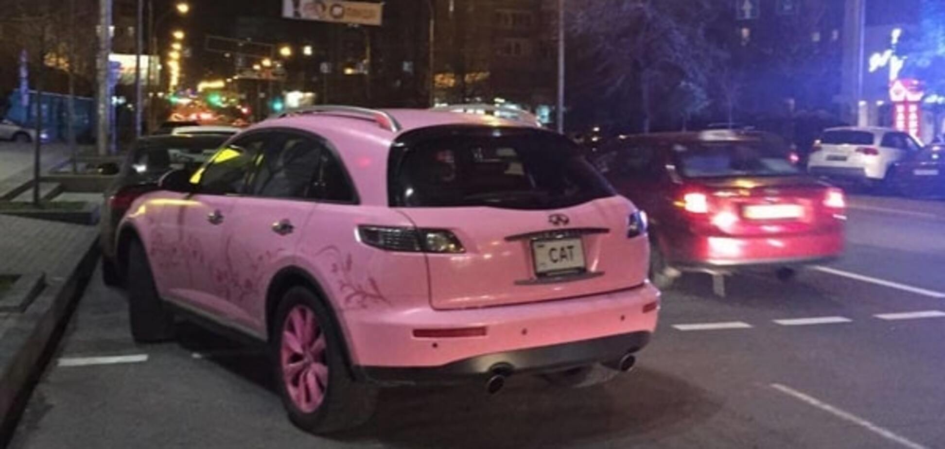 В центре Киева гламурная 'кошечка' на дорогущем Infiniti перегородила пешеходный переход