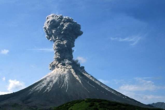 Оранжевый код опасности: в России вулкан выбросил 7-километровый столб пепла 