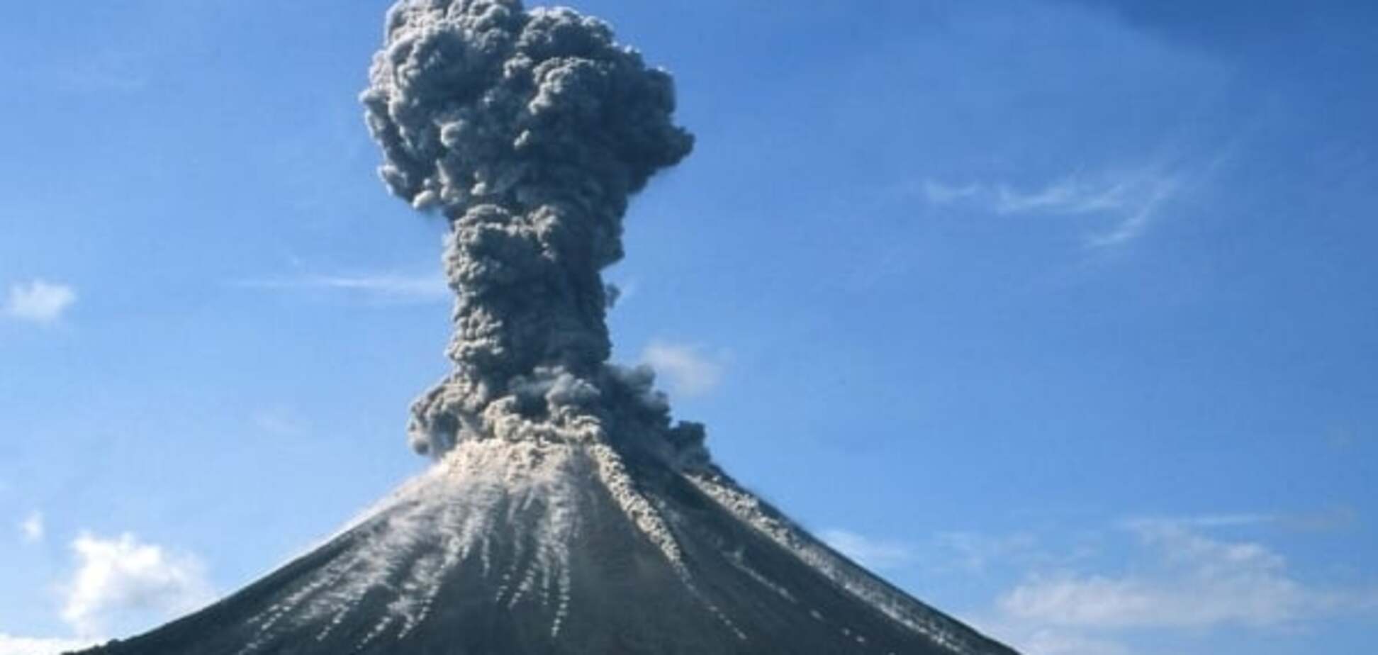 Оранжевый код опасности: в России вулкан выбросил 7-километровый столб пепла 