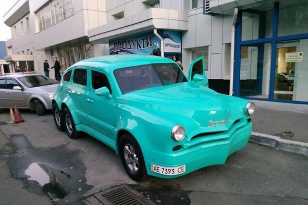 На улицах Киева засветился 6-колесный монстр 'Победы': фотофакт