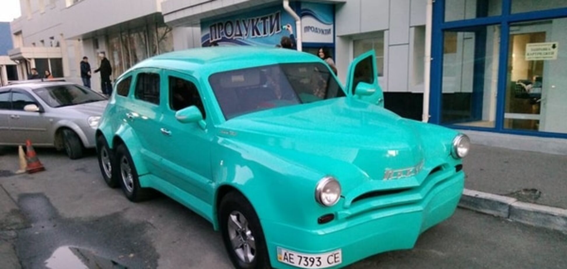 На улицах Киева засветился 6-колесный монстр 'Победы': фотофакт