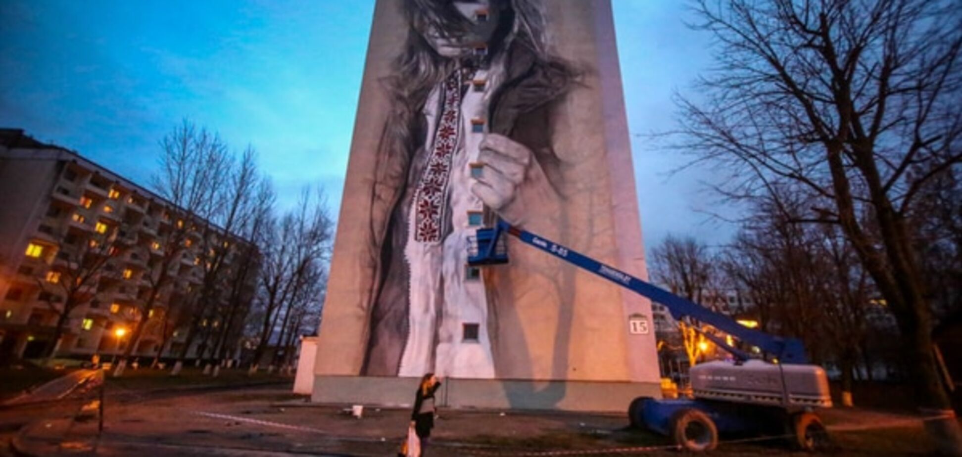 У Мінську з'явилася 'сестра' київського мурала з вишиванкою: опубліковані фото і відео