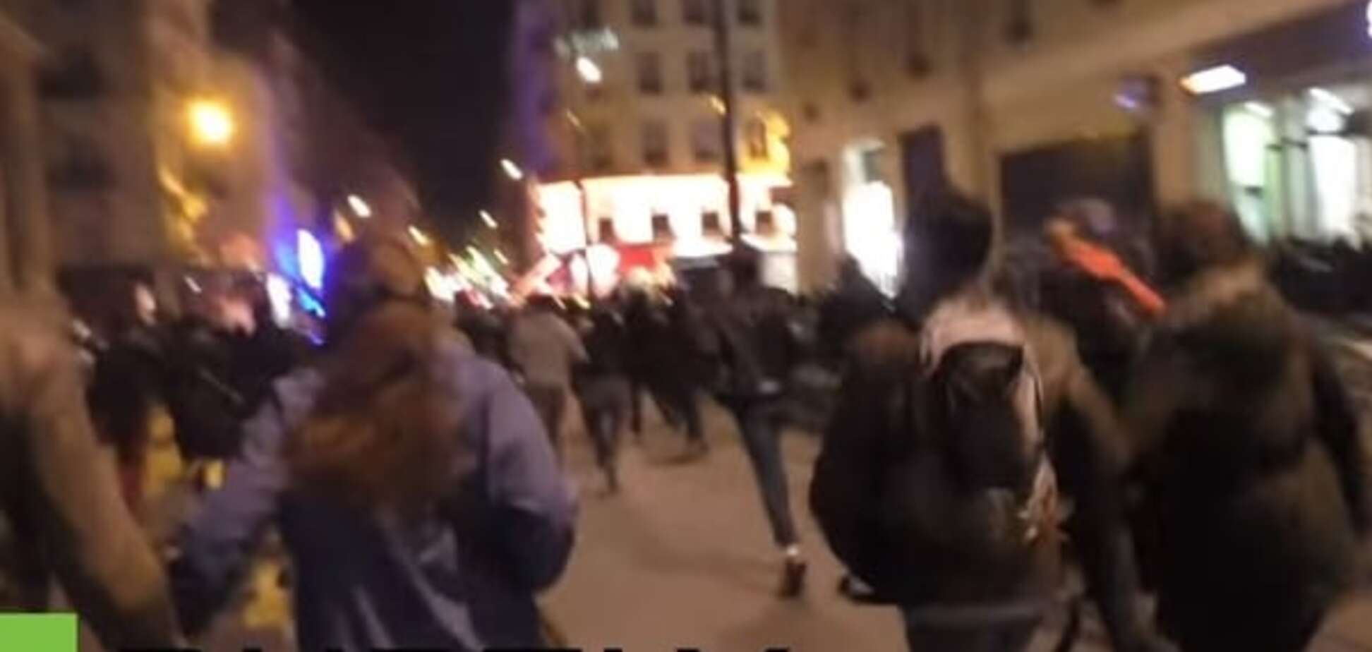 Теракты во Франции: в сети появилось видео панического бегства парижан