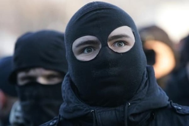 Градус ненависти: в Москве боевики с битами разгромили узбекское кафе