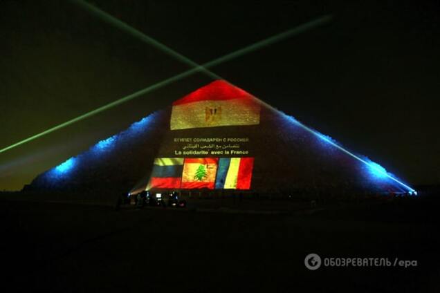 Египет солидарен: на пирамидах появились флаги России, Франции и Ливана. Опубликованы фото