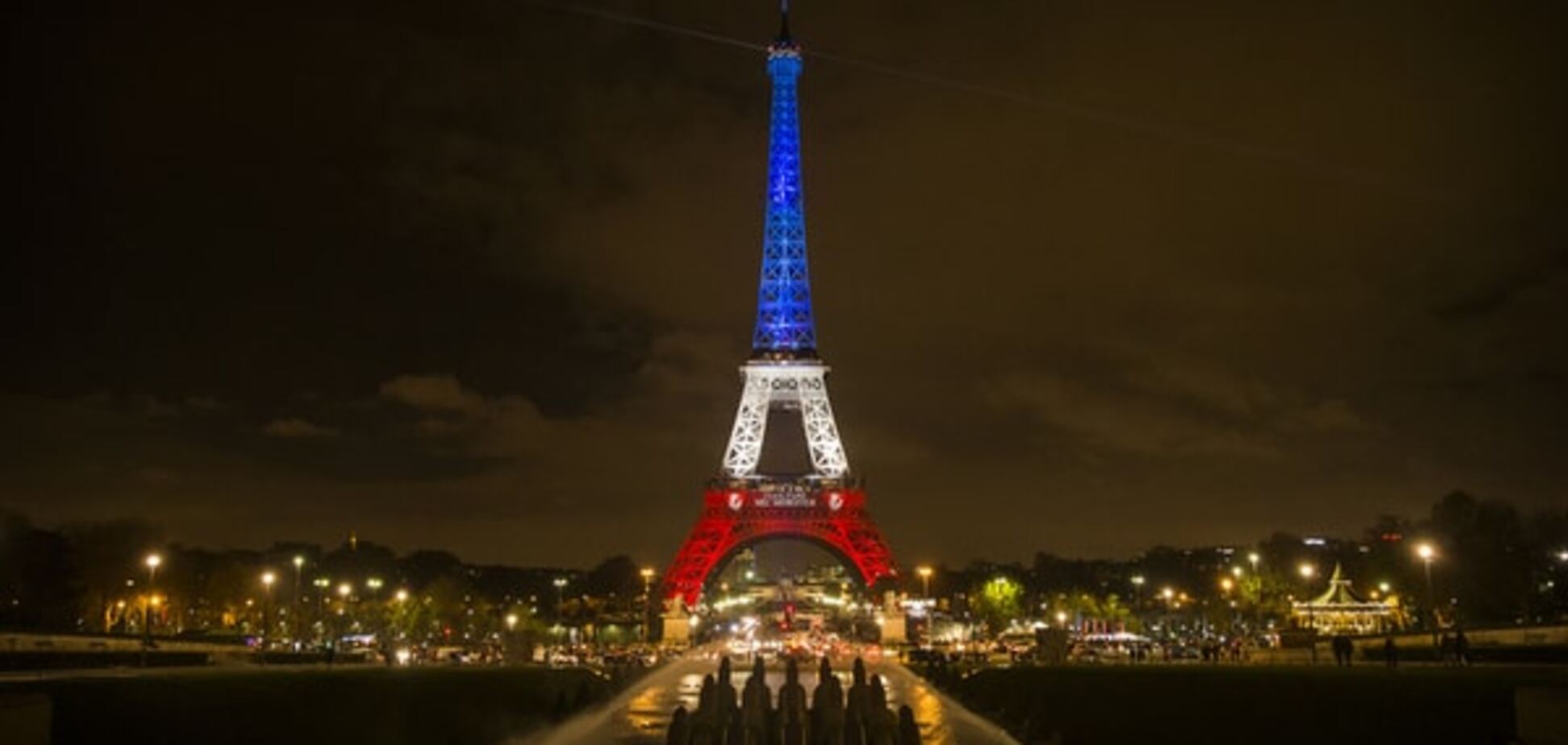 Парижские власти на третий день после терактов открыли Эйфелеву башню для посетителей